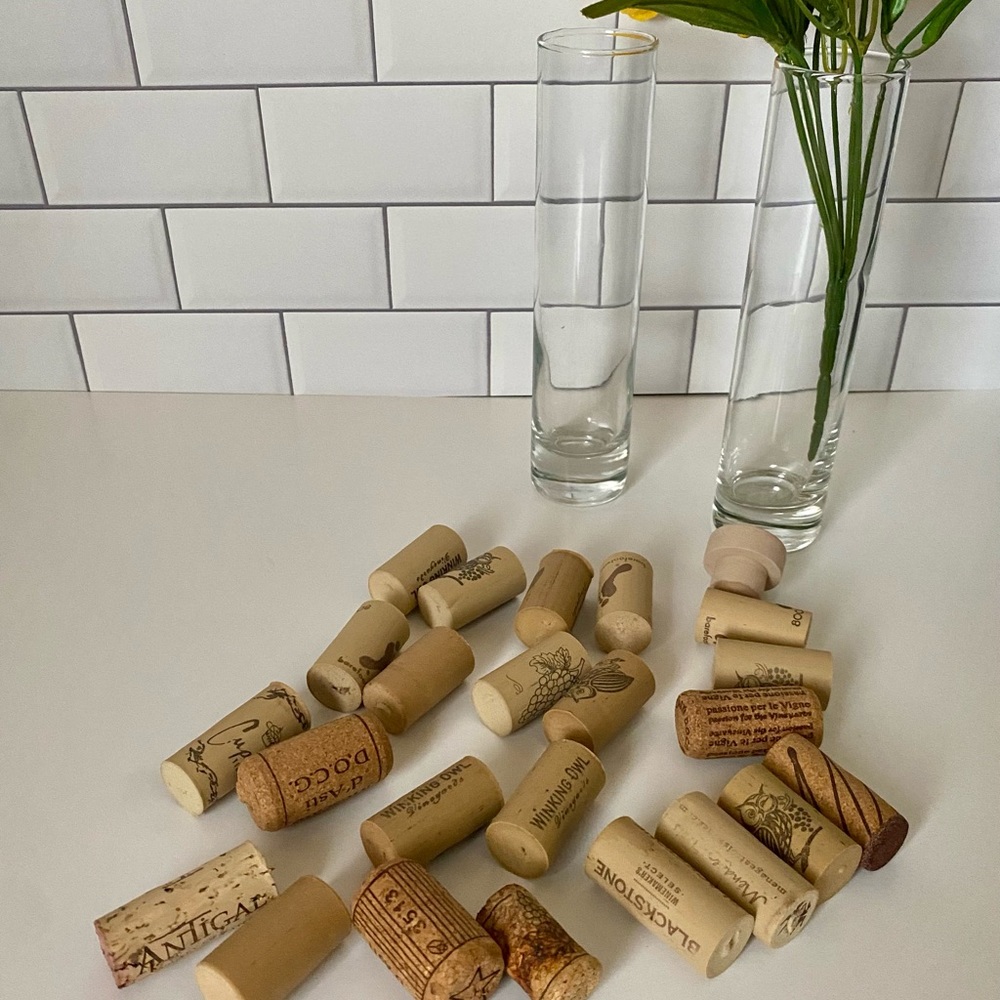 Assorted lot of wine corks